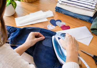 Retouche vêtements rapide : utiliser du thermocollant sans coudre