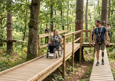 Accrobranche et handi-aventure : l&rsquo;accessibilité des parcours pour personnes handicapées