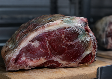 Moisissure sur la viande : est-ce normal durant la maturation ?